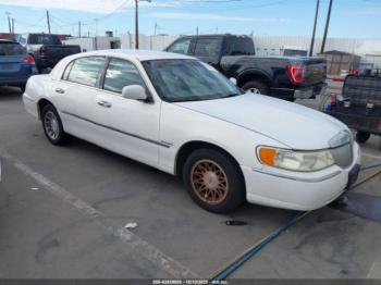  Salvage Lincoln Towncar