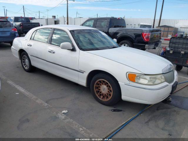  Salvage Lincoln Towncar