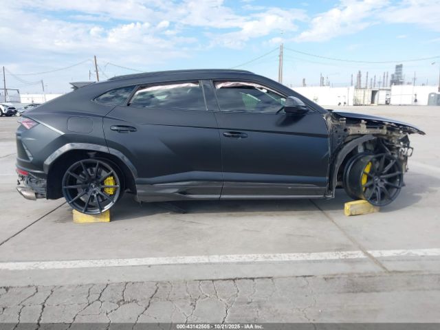 Lamborghini Urus Image 14