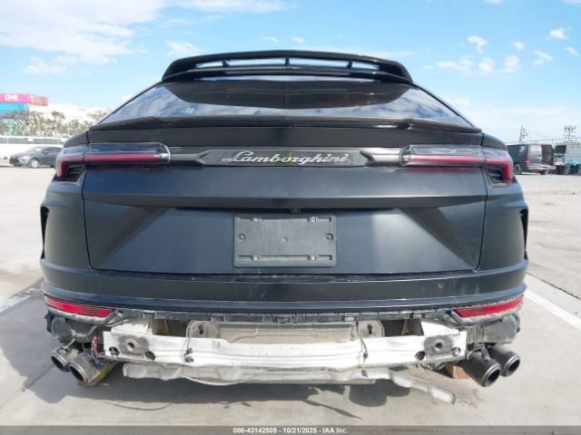 Lamborghini Urus Image 12