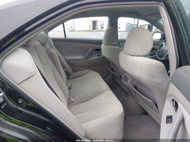 Toyota Camry Le Image 2