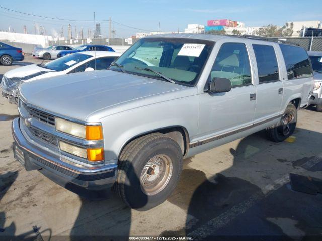 Chevrolet Suburban 1500 Image 3
