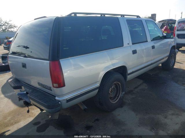 Chevrolet Suburban 1500 Image 8