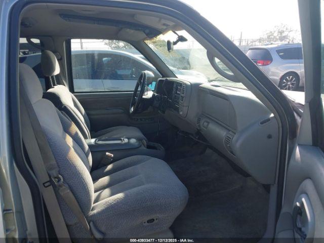 Chevrolet Suburban 1500 Image 4