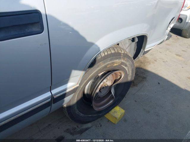 Chevrolet Suburban 1500 Image 5