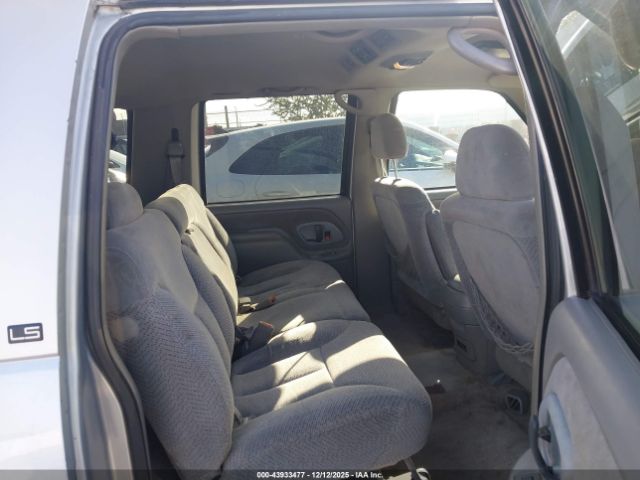 Chevrolet Suburban 1500 Image 11