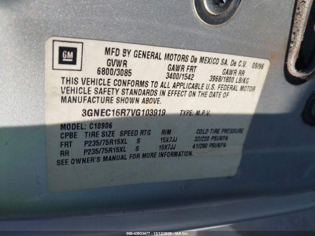 Chevrolet Suburban 1500 Image 2