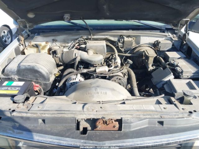 Chevrolet Suburban 1500 Image 6