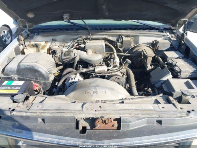 Chevrolet Suburban 1500 Image 6