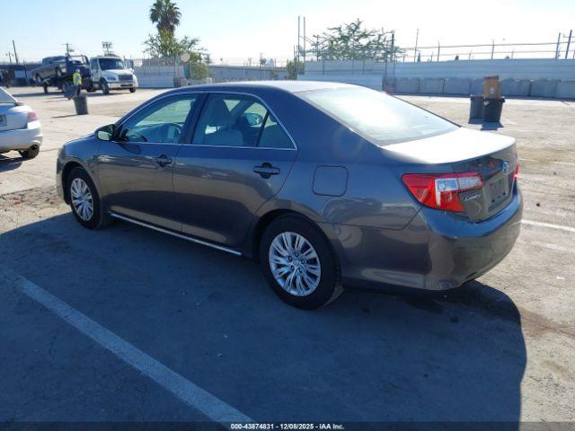 Toyota Camry Le Image 5