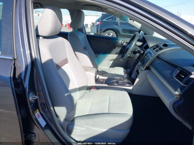 Toyota Camry Le Image 7