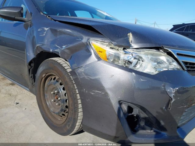 Toyota Camry Le Image 6