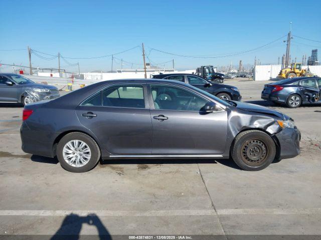 Toyota Camry Le Image 2