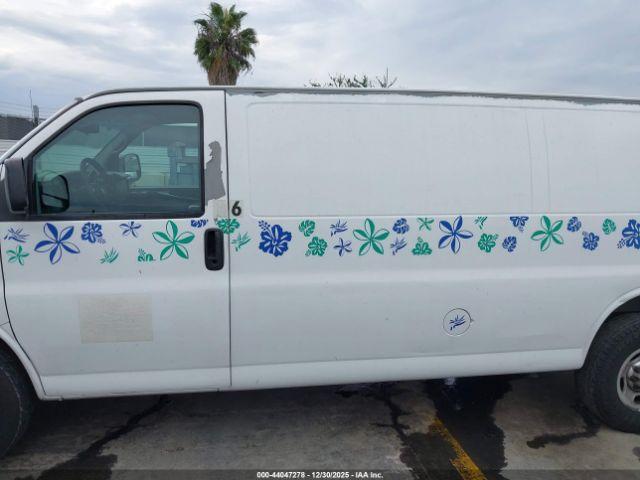 Chevrolet Express Work Van Image 9