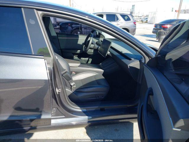 Tesla Model 3 Image 4