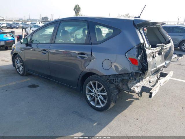 Toyota Prius v Five Image 4