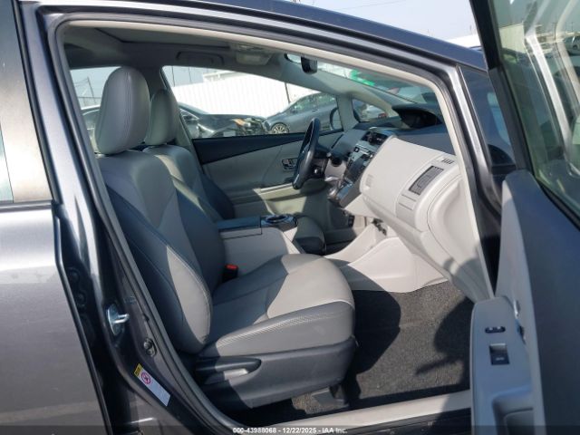 Toyota Prius v Five Image 2