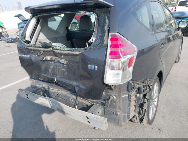 Toyota Prius v Five Image 14