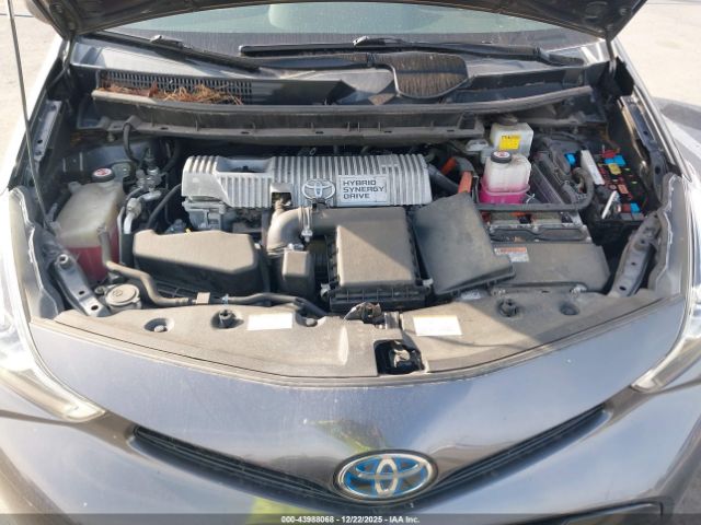 Toyota Prius v Five Image 5