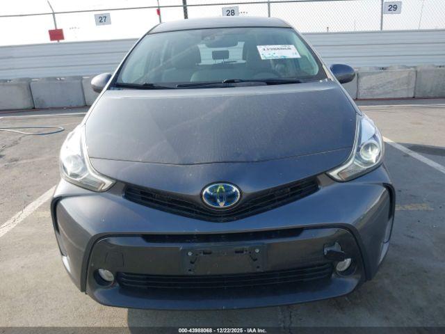 Toyota Prius v Five Image 8