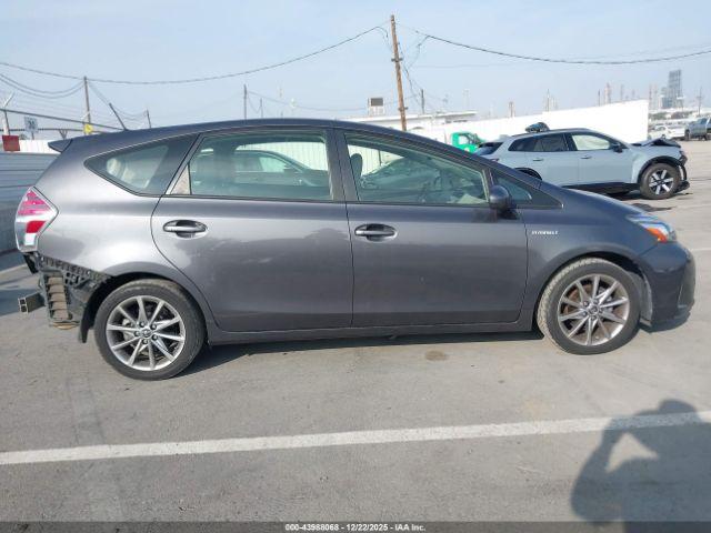 Toyota Prius v Five Image 12