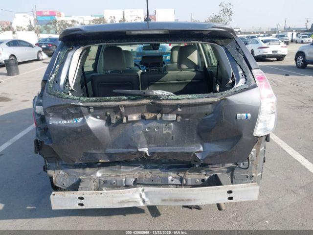 Toyota Prius v Five Image 15