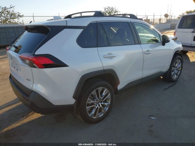 Toyota RAV4 Xle Premium Image 7