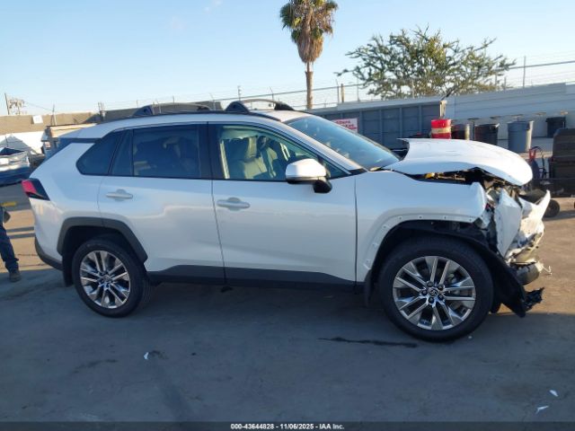 Toyota RAV4 Xle Premium Image 16