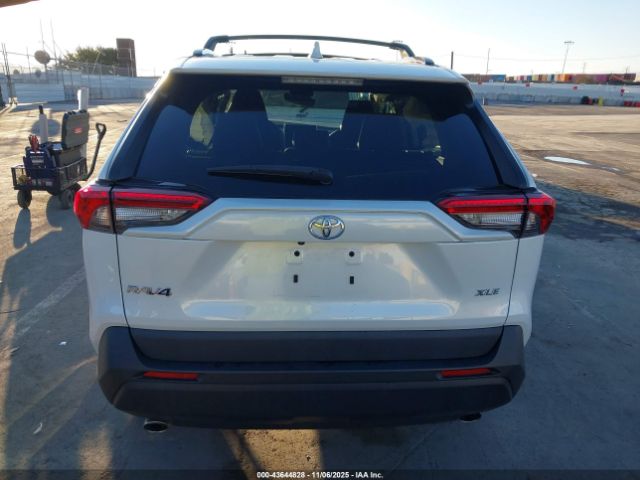 Toyota RAV4 Xle Premium Image 3