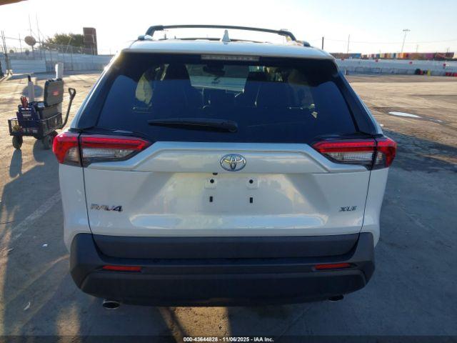 Toyota RAV4 Xle Premium Image 3