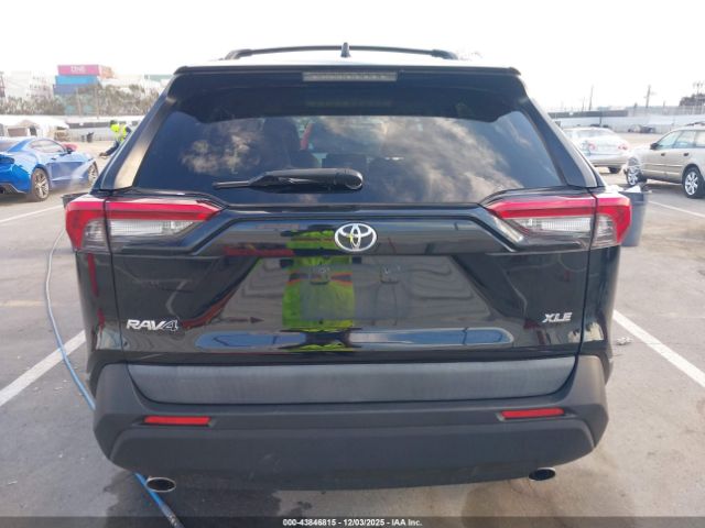 Toyota RAV4 Xle Premium Image 2