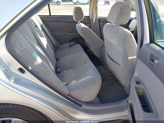 Toyota Camry Le Image 8