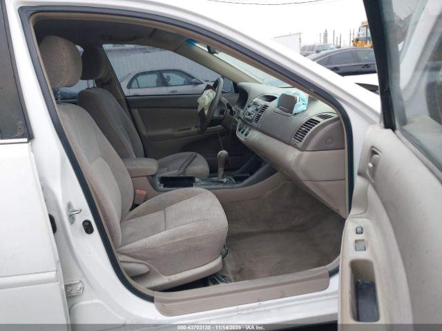 Toyota Camry Le Image 4