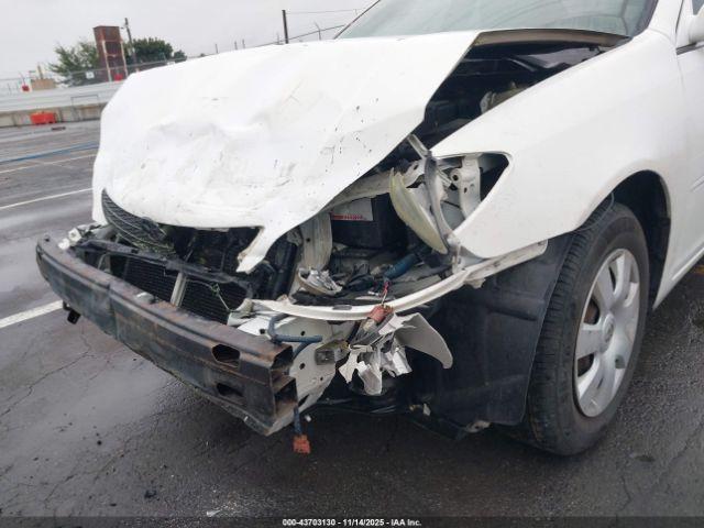 Toyota Camry Le Image 3