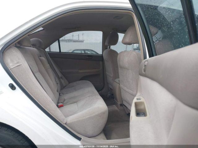 Toyota Camry Le Image 7