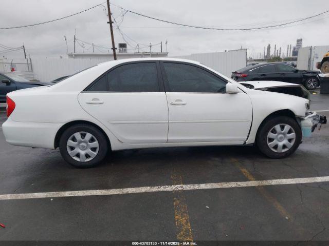 Toyota Camry Le Image 14
