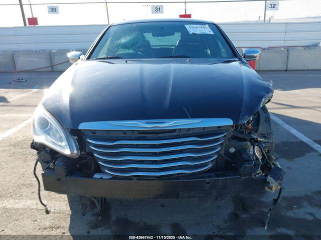 Chrysler 200 Limited Image 12