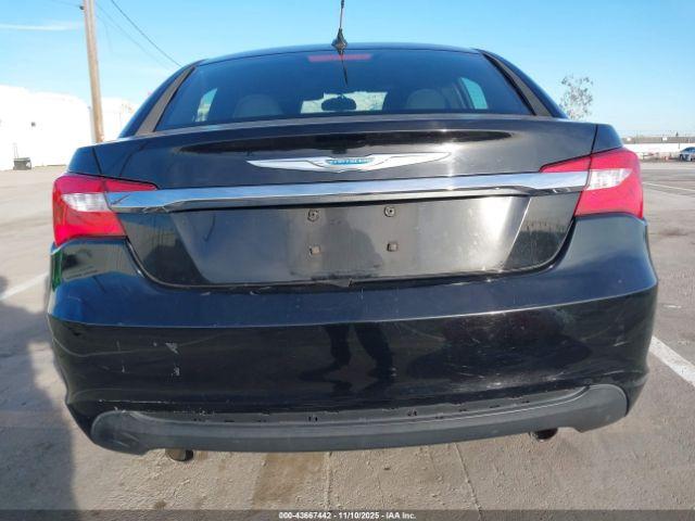 Chrysler 200 Limited Image 17