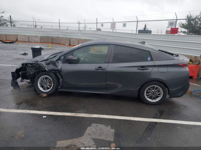 Toyota Prius Two Image 12