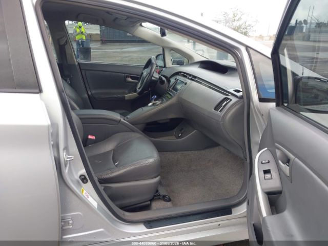 Toyota Prius Four Image 11