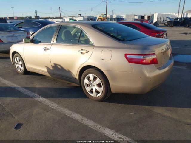 Toyota Camry Le Image 3