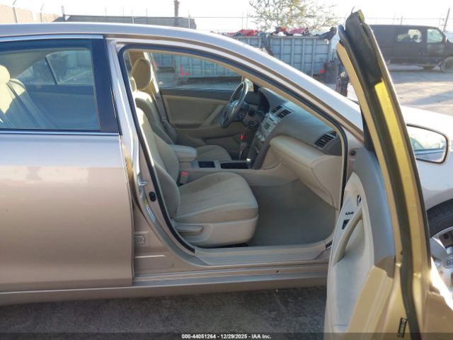 Toyota Camry Le Image 11