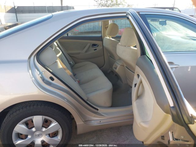 Toyota Camry Le Image 2