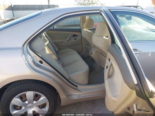 Toyota Camry Le Image 2