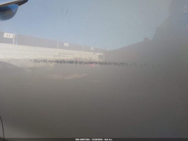 Toyota Camry Le Image 9