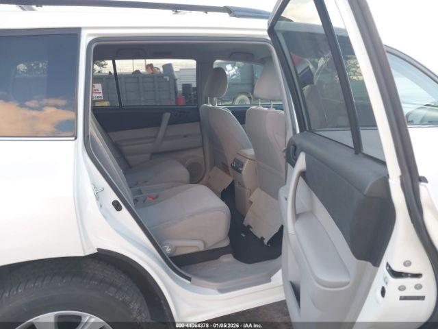 Toyota Highlander Base V6 Image 6