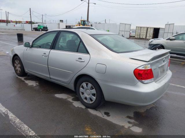 Toyota Camry Le Image 3