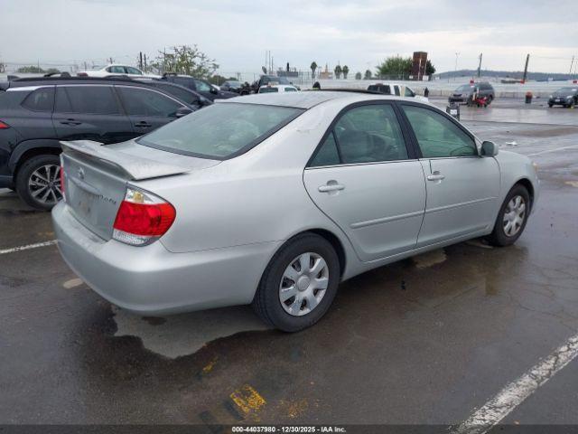 Toyota Camry Le Image 6