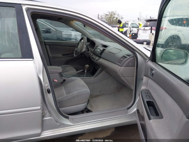 Toyota Camry Le Image 4