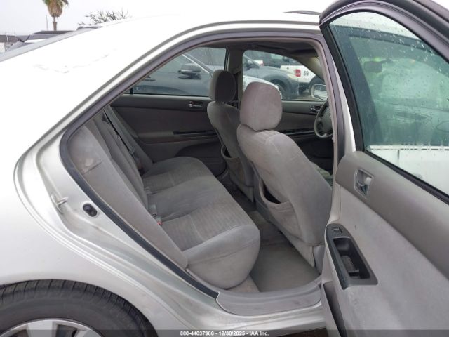 Toyota Camry Le Image 9